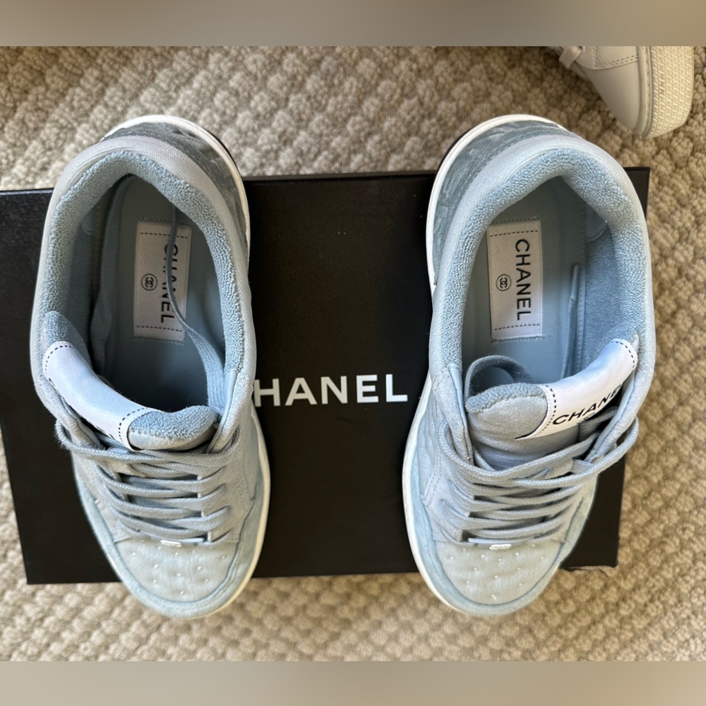 GORGEOUS CHANEL LIGHT BLUE BLUE SNEAKERS FROM 2022 SPRING/SUMMER. SIZE 36. - Picture 5 of 8